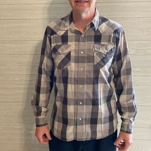 Levi’s plaid pearl snap casual shirt. Size M